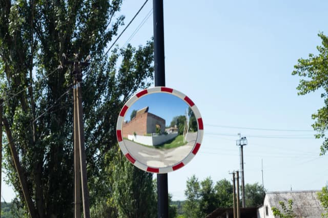 Kto stawia znaki drogowe na osiedlu? Odpowiedzialność i zasady